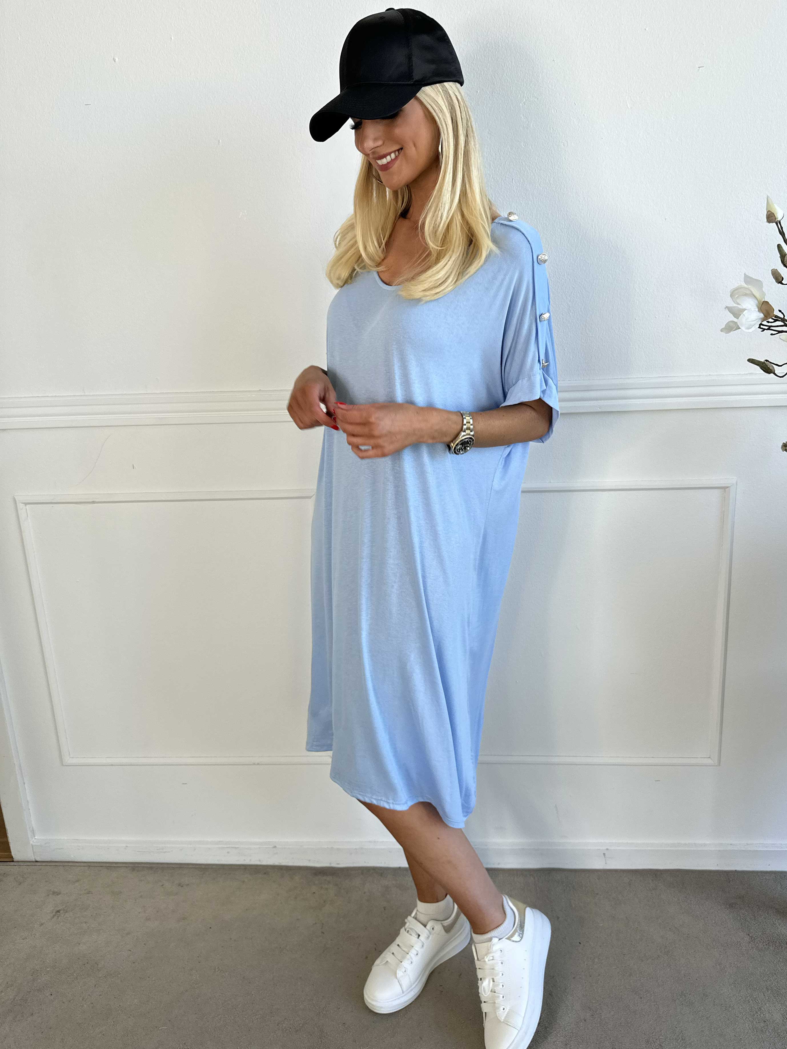 Alli - Söt t-shirtklänning med knappdetalj på axeln